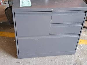 lot 683 image: Metal File Cabinet 4-drawer