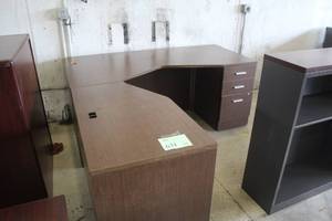 lot 631 image: L-Shaped Office Desk