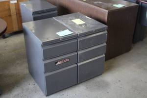 lot 643 image: Lot of (2) Metal File Cabinet 3-drawer