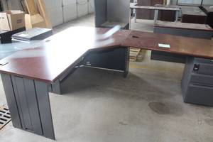 lot 646 image: L-Shaped Office Desk