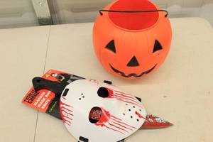lot 186 image: Halloween Jack-o-Lantern Candy Bucket with Totally Ghoul Slasher Mask and Knife Costume