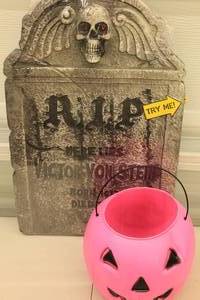 lot 188 image: Halloween Jack-o-Lantern Candy Bucket with Tombstone Halloween Decoration