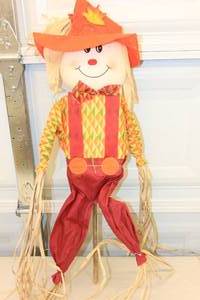 lot 189 image: Fall Seasonal 60 Scarecrow Decoration w Post
