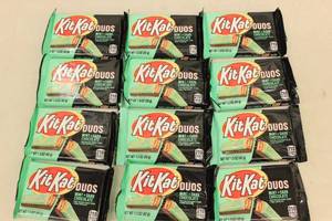 lot 279 image: 12ct KitKat Duos Candy Bar MintDark Chocolate