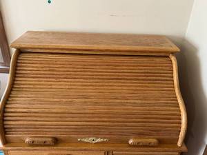 Wood Roll Top Desk with Key