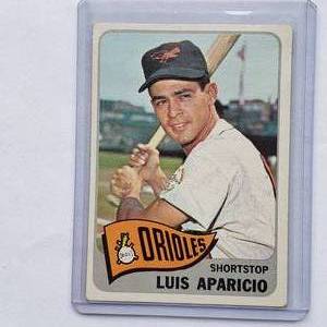 lot 35 image: Luis Aparicio 1965 Topps No. 410