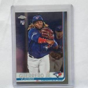 lot 80 image: Vladimir Guerrero Jr. Rookie 2019 Topps No. 21 Chrome