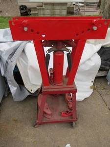 lot 12 image: 12 Ton Hydraulic Jack