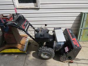 lot 21 image: 8HP Spirit SnowThrower 27