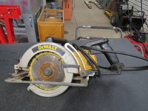 lot 24 image: Dewalt Corded 7 14 Worm - Drive Saw - -Model DW377