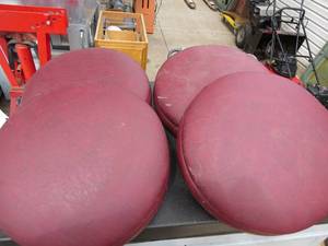 lot 31 image: 4 - Stool Seats 16
