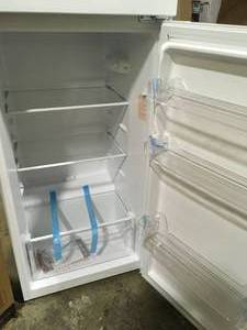 lot 37 image: Magic Chef 7.3 cu. ft. 2-Door Mini Fridge in White with Freezer    Customer Returns See Pictures