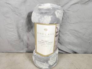 lot 21 image: New Enclave Plush Luxury Throw