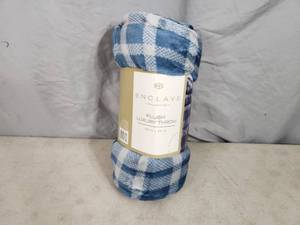lot 113 image: New Enclave Plush Luxury Throw