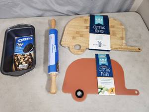 lot 120 image: Oreo and Camping Kitchen Items