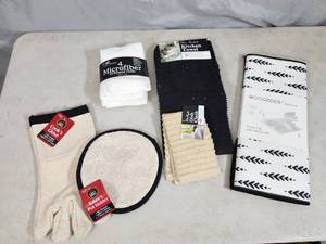 lot 124 image: New Kitchen Towels and More