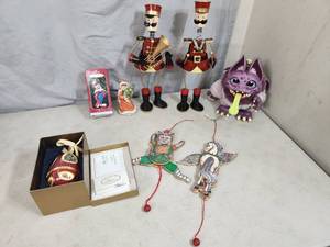 lot 145 image: Vintage Christmas and Crate Creature