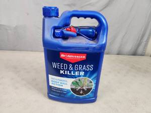 lot 178 image: New BioAdvanced Weed and Grass Killer