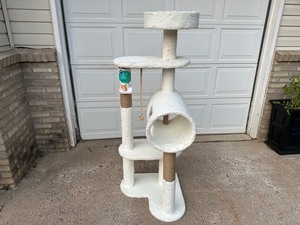lot 7 image: New Cat Tree  Cat Condo