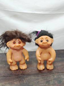 lot 20 image: Two Troll Dolls And Bag Of Outfits