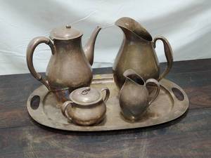lot 21 image: Reed & Barton Americana Silver-Plated Serving Set