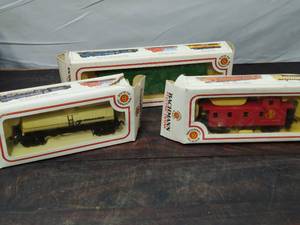 lot 25 image: Three Bachmann Train Cars With Assortment Of Tracks