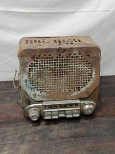 lot 40 image: Vintage Radio