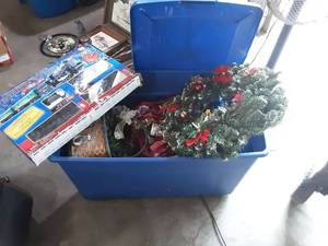 Tote with lid full of Christmas decor