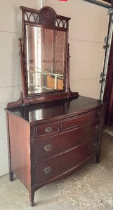 lot 1 image: Elegant Vintage Mahogany 3 Drawer Dresser with Mirror