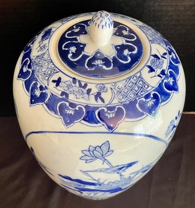 lot 91 image: Delightful Blue and White Lidded Jar