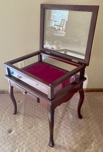 lot 14 image: Delightful Display Case Accent Table