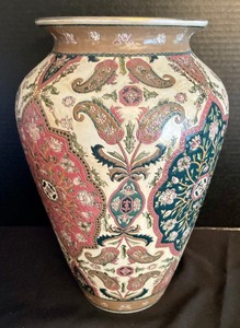lot 129 image: Elegant Vase