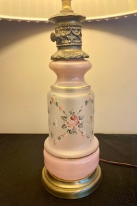lot 136 image: Pretty Vintage Hand Painted Floral Accented Table Lamp