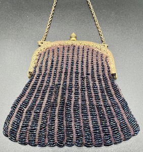 lot 146 image: Antique Beaded Handbag