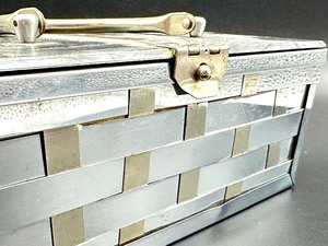 lot 21 image: Vintage Mid Century Metal Woven Handbag with Lucite Lid