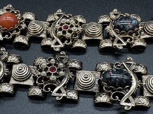lot 34 image: Pair of Matching Vintage Bracelets