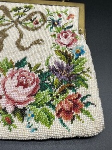 lot 37 image: Vintage Floral Design Beaded Handbag