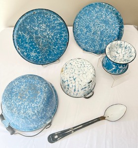 lot 50 image: Variety of Seven Vintage Blue and White  Granite Ware Items