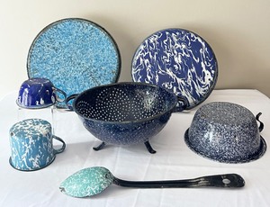 lot 58 image: Seven Vintage Vintage Granite Ware Items
