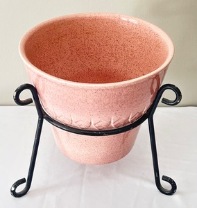 lot 59 image: Vintage Pink Red Wing Planter with Stand