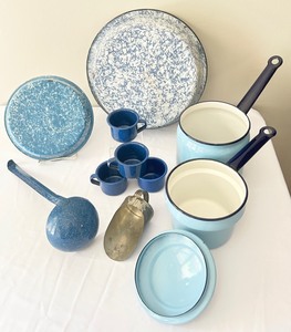 lot 57 image: Nine Pieces of Vintage Blue and White Vintage Granite Ware
