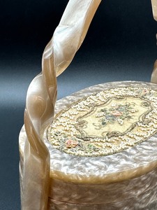 lot 175 image: Vintage Hard Sided Lucite Box Purse