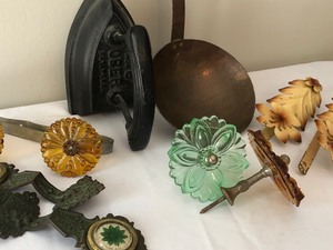 lot 163 image: Variety of Fun Vintage Finds
