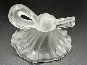 lot 171 image: Vintage Glass Perfume Bottle