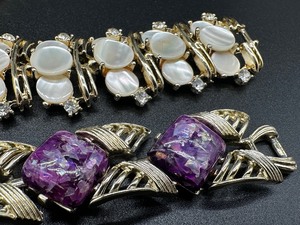 lot 211 image: Five Vintage Bracelets