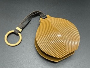 lot 40A image: Vintage Unique Wristlet Handbag