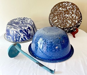 lot 76 image: Four Pieces of Assorted Vintage Vintage Granite Ware