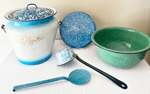 lot 70 image: Five Pieces of Colorful Vintage Granite Ware