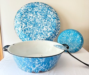 lot 75 image: Four Pieces of Vintage Blue and White Speckled Granite Ware
