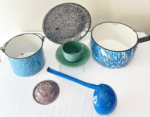 lot 66 image: Six Pieces of Vintage Granite Ware Set